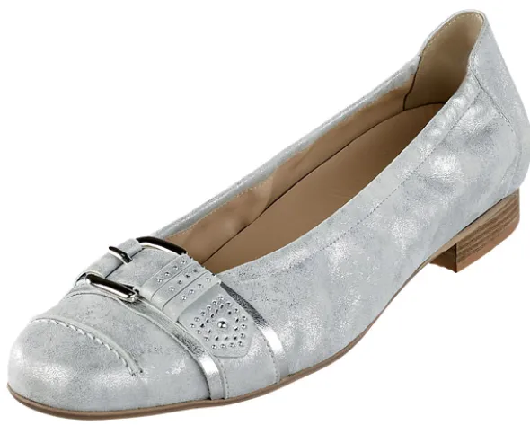 Ballerina mit dekorativer Lederbandage und Metallzierschließe